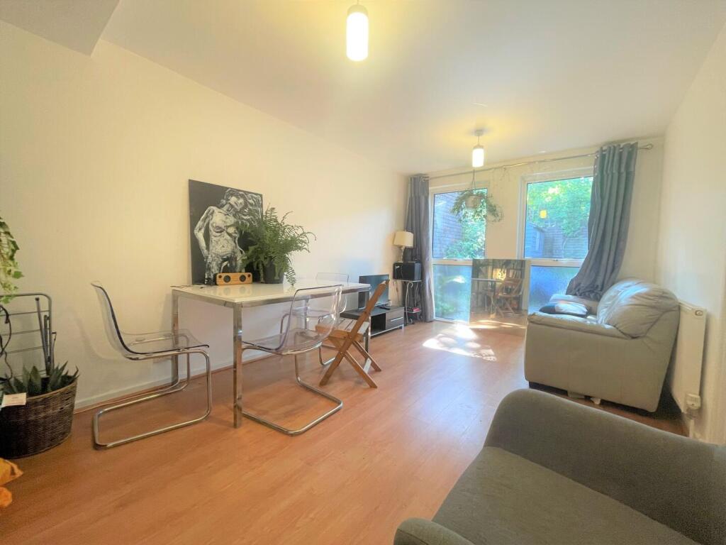 4 bed Mid Terraced House for rent in London. From Alex Marks Islington