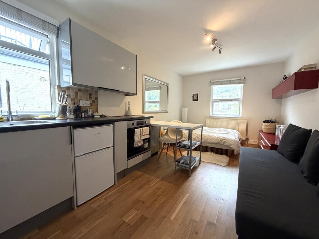 4 bed 1st Floor Flat for rent in London. From Alex Marks Islington