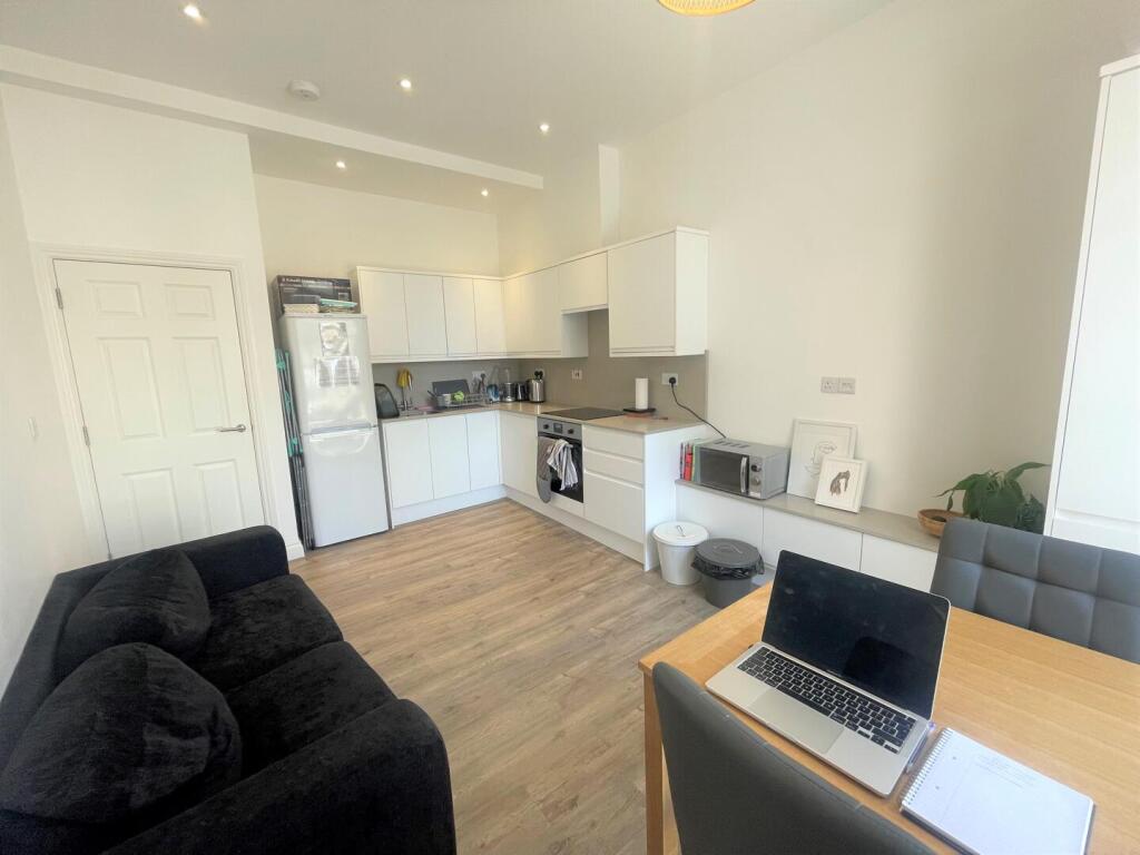 2 bed 1st Floor Flat for rent in London. From Alex Marks Islington