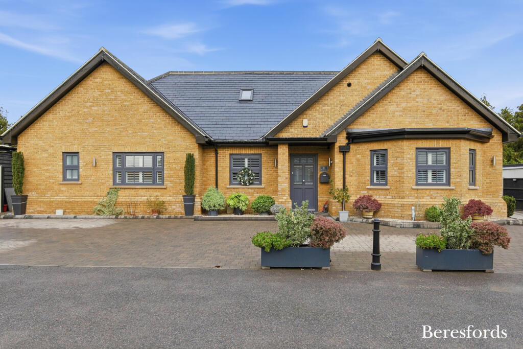 4 bed Detached for rent in Havering's Grove. From Beresfords Lettings - at Brentwood 4 bed Detached for rent in Havering's Grove. From Beresfords Lettings - at Brentwood