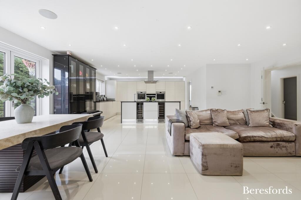 5 bed Detached for rent in Havering's Grove. From Beresfords Lettings - at Brentwood