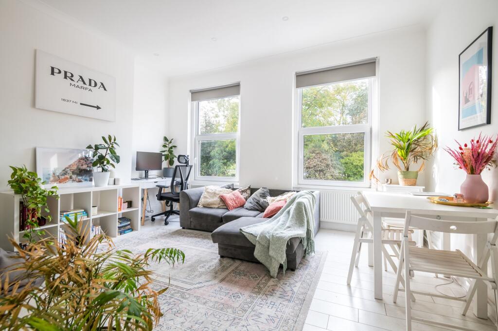 3 bed 1st Floor Flat for rent in London. From Petermans - London