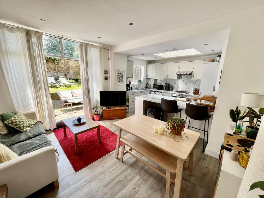 2 bed 1st Floor Flat for rent in Camberwell. From Petermans - London