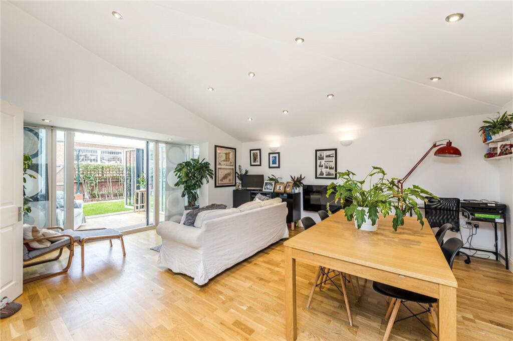 3 bed Bungalow for rent in London. From Winkworth - Herne Hill
