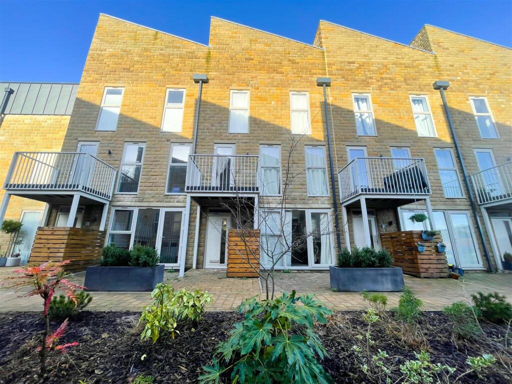 3 bed Town House for rent in . From United Homes Limited - Oughtibridge