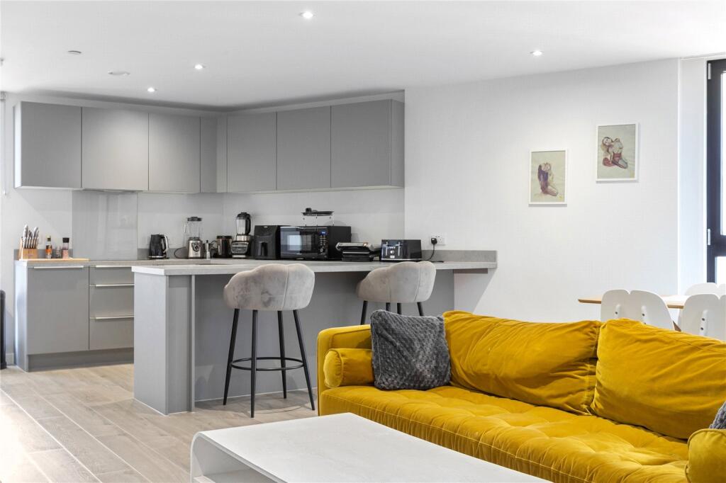 3 bed Apartment for rent in . From Ellis & Co - Tottenham