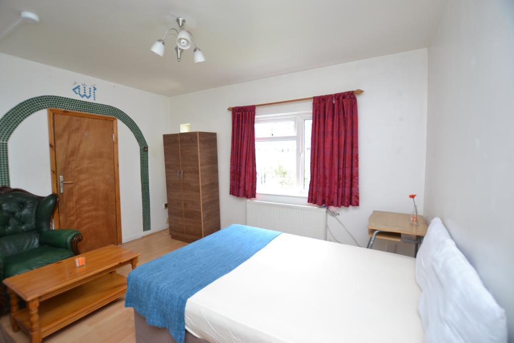6 bed Mid Terraced House for rent in London. From Prime Land Property - London