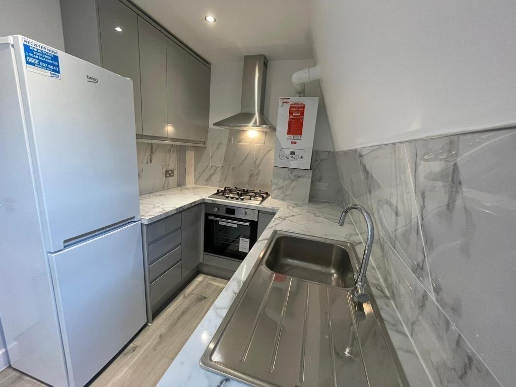 2 bed 1st Floor Flat for rent in Stepney. From Prime Land Property - London