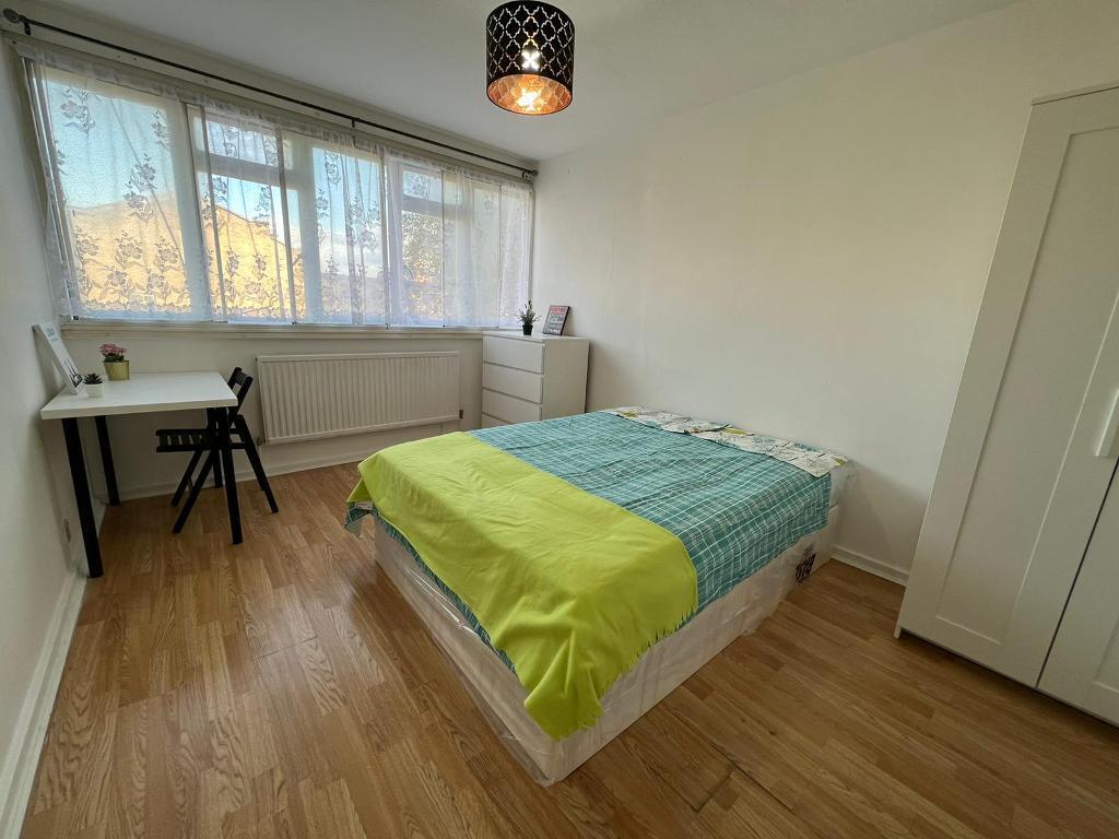 3 bed 1st Floor Flat for rent in Stepney. From Prime Land Property - London