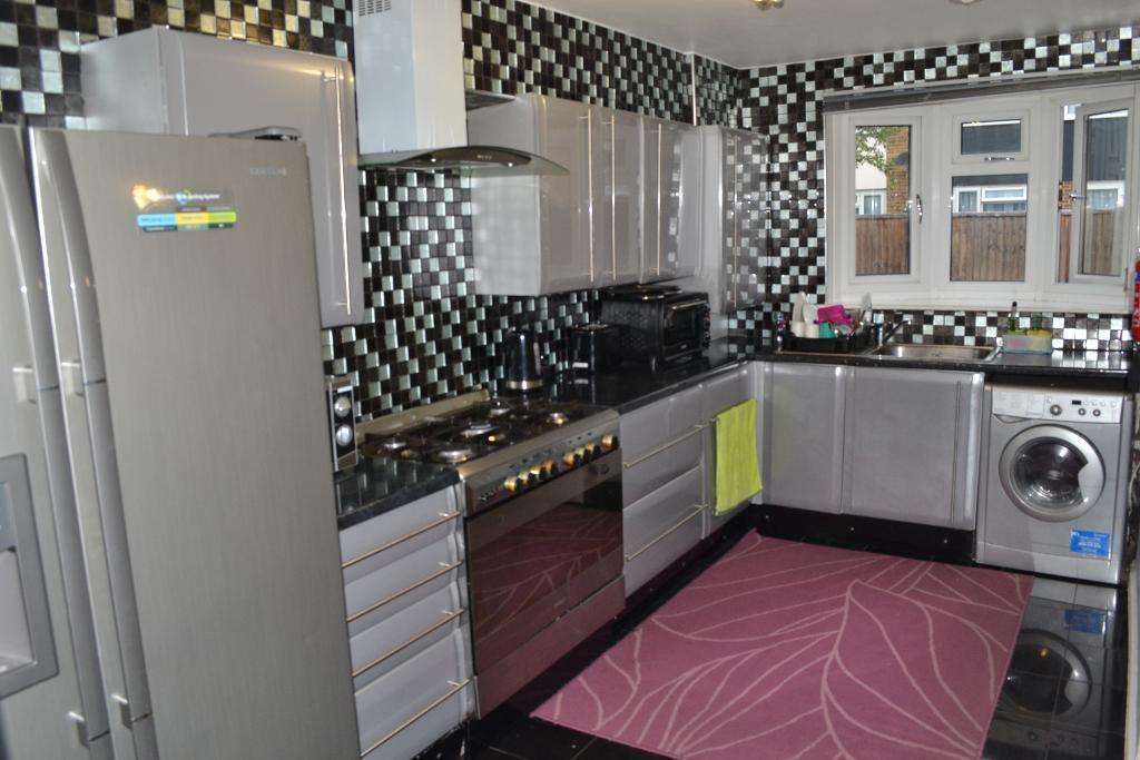 4 bed Mid Terraced House for rent in Stratford. From Prime Land Property - London
