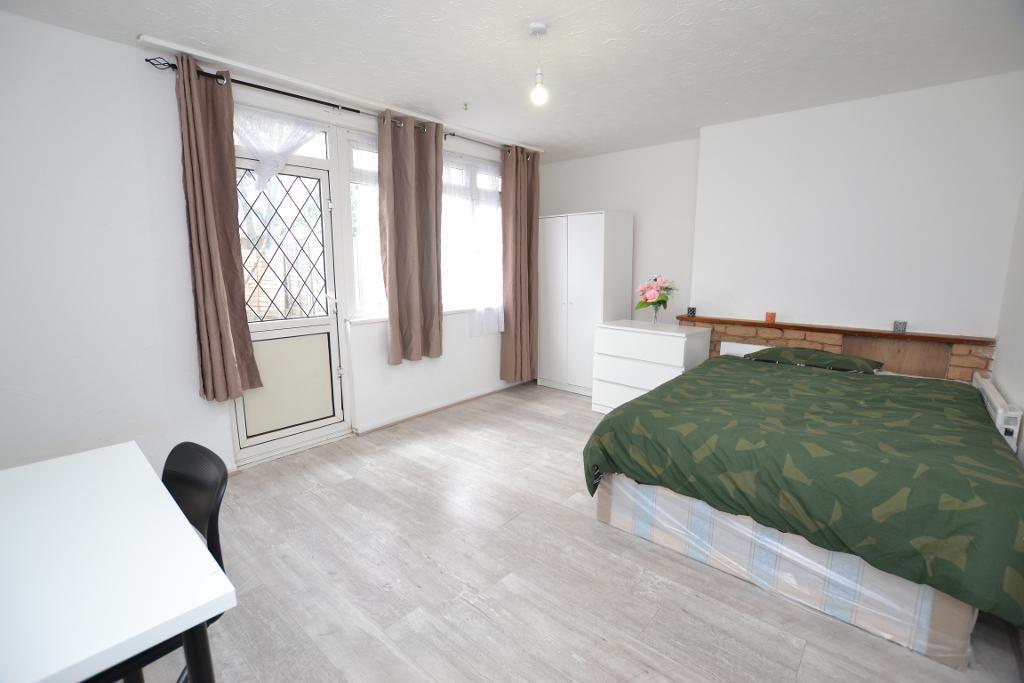 4 bed Annexe for rent in Stepney. From Prime Land Property - London 4 bed Annexe for rent in Stepney. From Prime Land Property - London