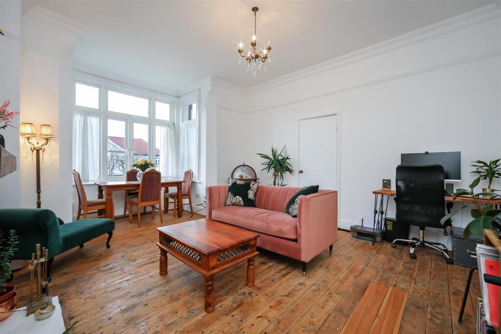 2 bed Apartment for rent in Woodford. From Dawn Sandoval Residential 2 bed Apartment for rent in Woodford. From Dawn Sandoval Residential