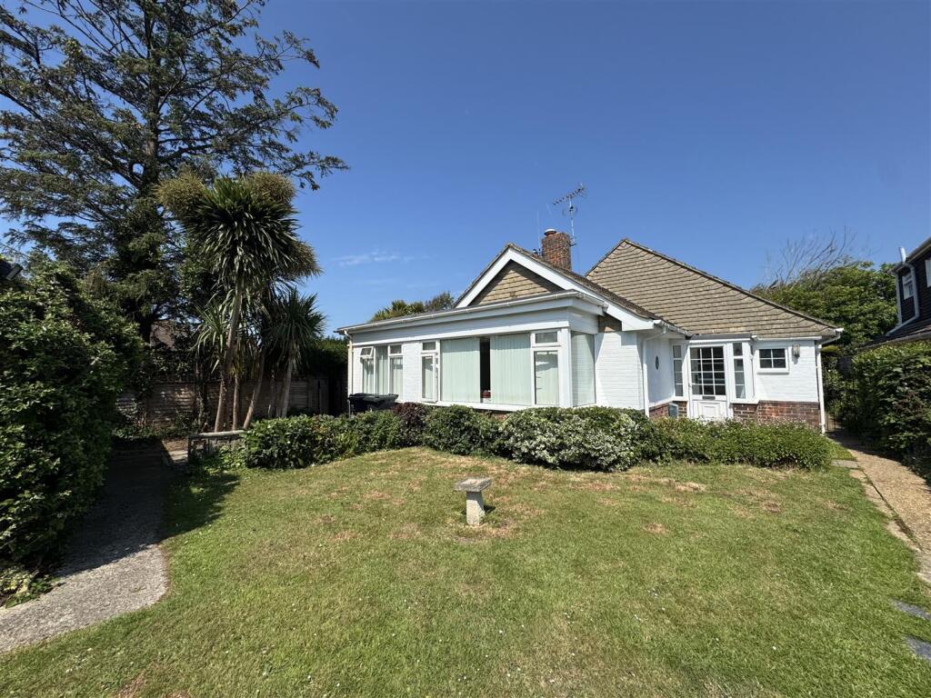 3 bed Detached bungalow for rent in Ferring. From Mark Oliver Estate Agency - Ferring