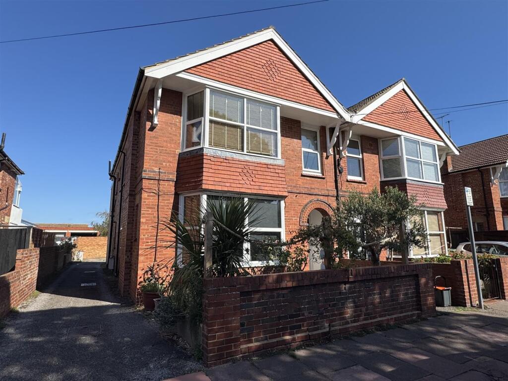 1 bed 1st Floor Flat for rent in Worthing. From Mark Oliver Estate Agency - Ferring