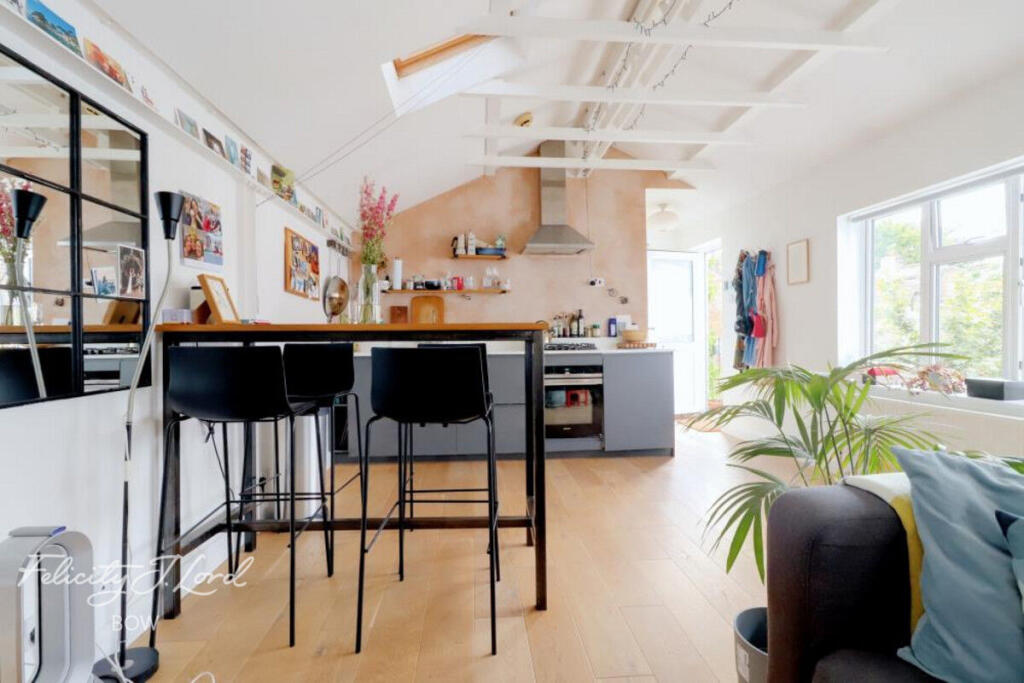 1 bed Mews for rent in Bow. From Felicity J Lord - Bow