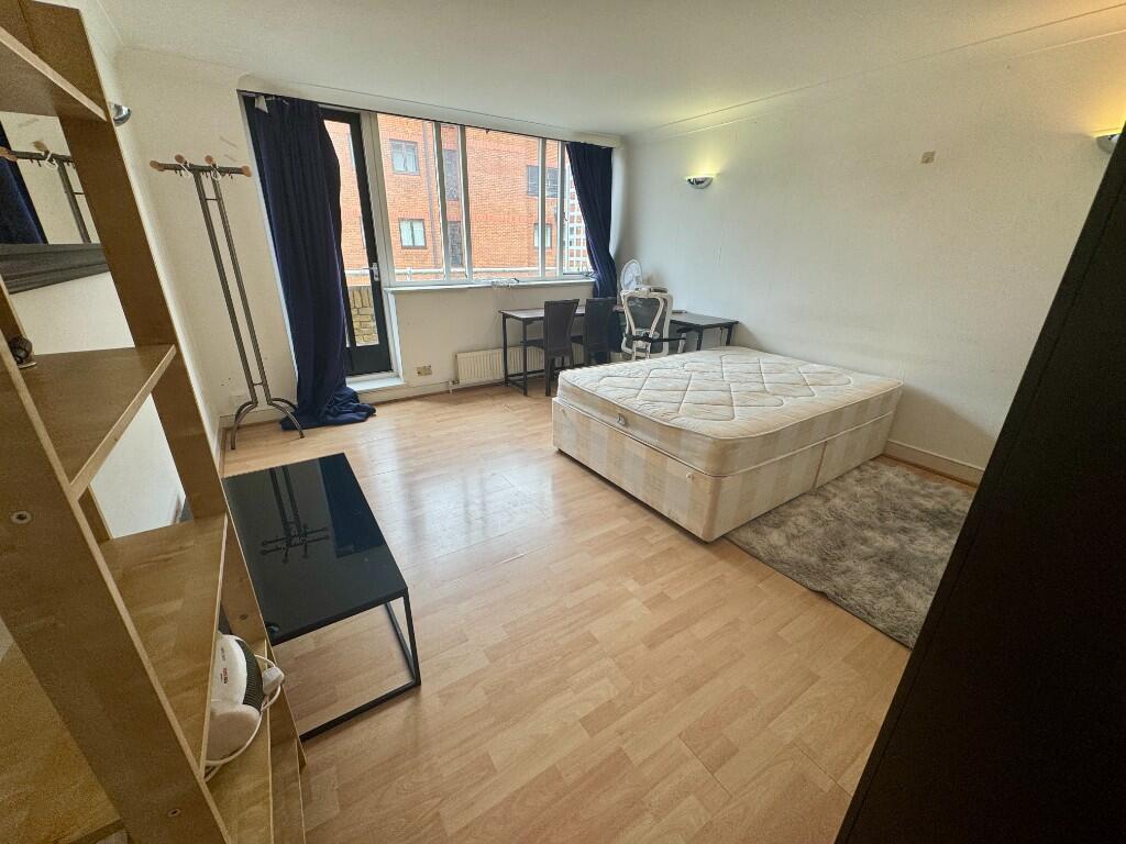 4 bed 1st Floor Flat for rent in London. From Oaklands Estates