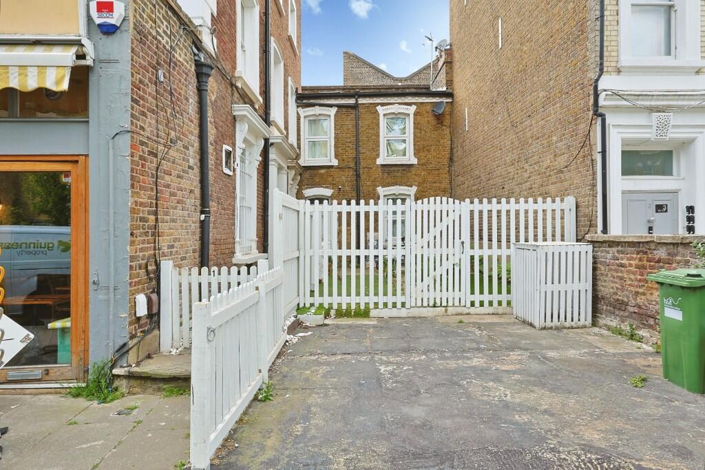 2 bed 1st Floor Flat for rent in London. From Oaklands Estates