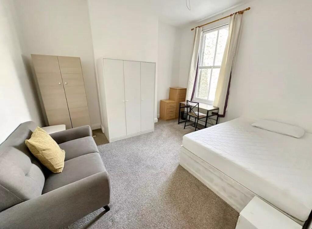5 bed 1st Floor Flat for rent in London. From Oaklands Estates