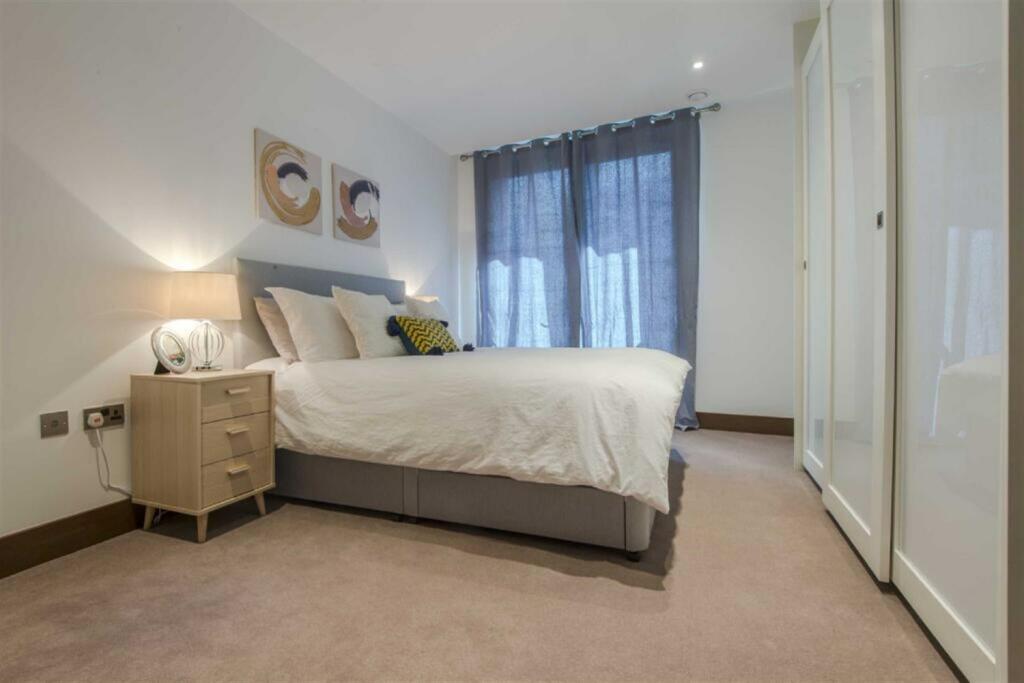 2 bed Apartment for rent in London. From Holland Properties - Docklands