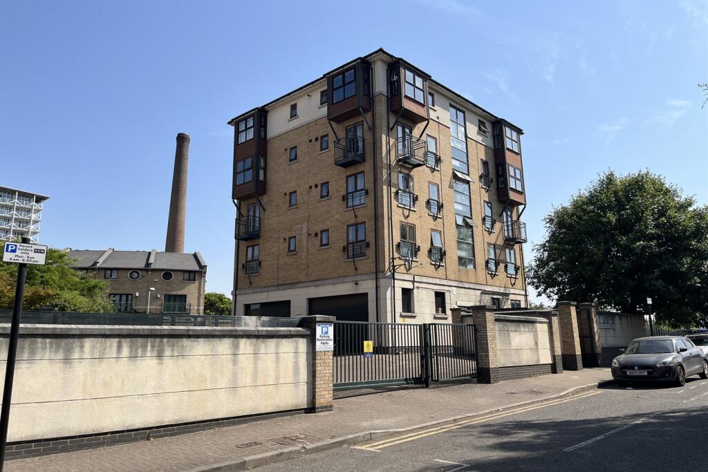 2 bed 1st Floor Flat for rent in Woolwich. From Holland Properties - London 2 bed 1st Floor Flat for rent in Woolwich. From Holland Properties - London