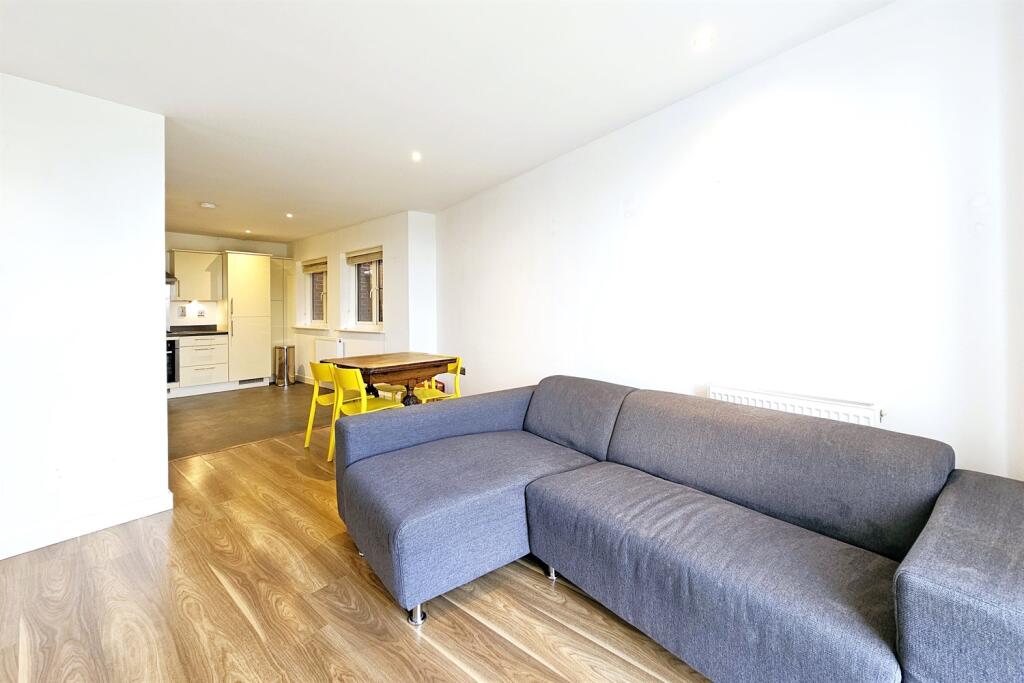 2 bed 1st Floor Flat for rent in Hackney. From Holland Properties - London