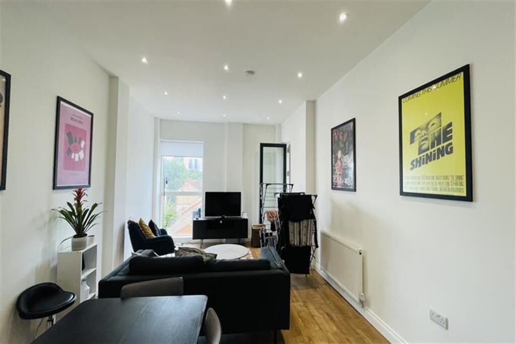 3 bed Apartment for rent in Stepney. From Holland Properties - London