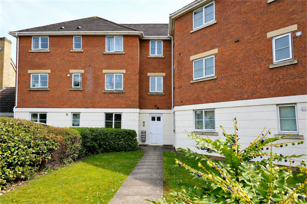2 bed 1st Floor Flat for rent in South Stifford. From Holland Properties - London