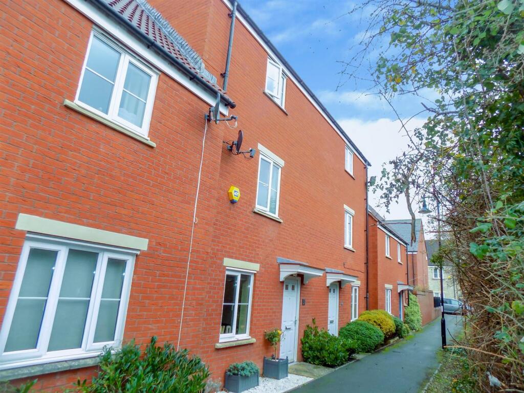 3 bed Detached for rent in Blunsdon St Andrew. From Charles harding lettings ltd - Blunsdon Saint Andrew