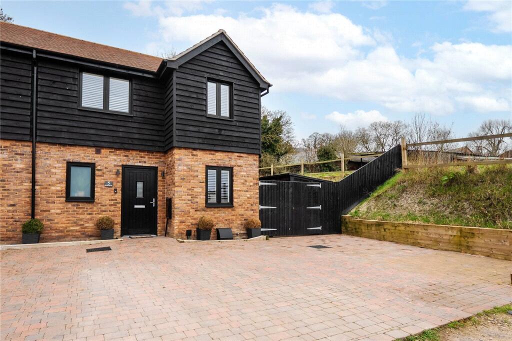 3 bed End of Terrace for rent in Totternhoe. From Urban & Rural Property Services - Dunstable