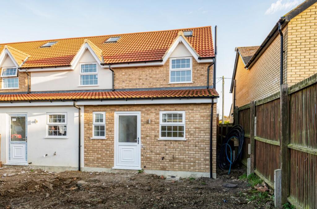 3 bed Mid Terraced House for rent in Bedford. From Goodacres Residential - Kempston