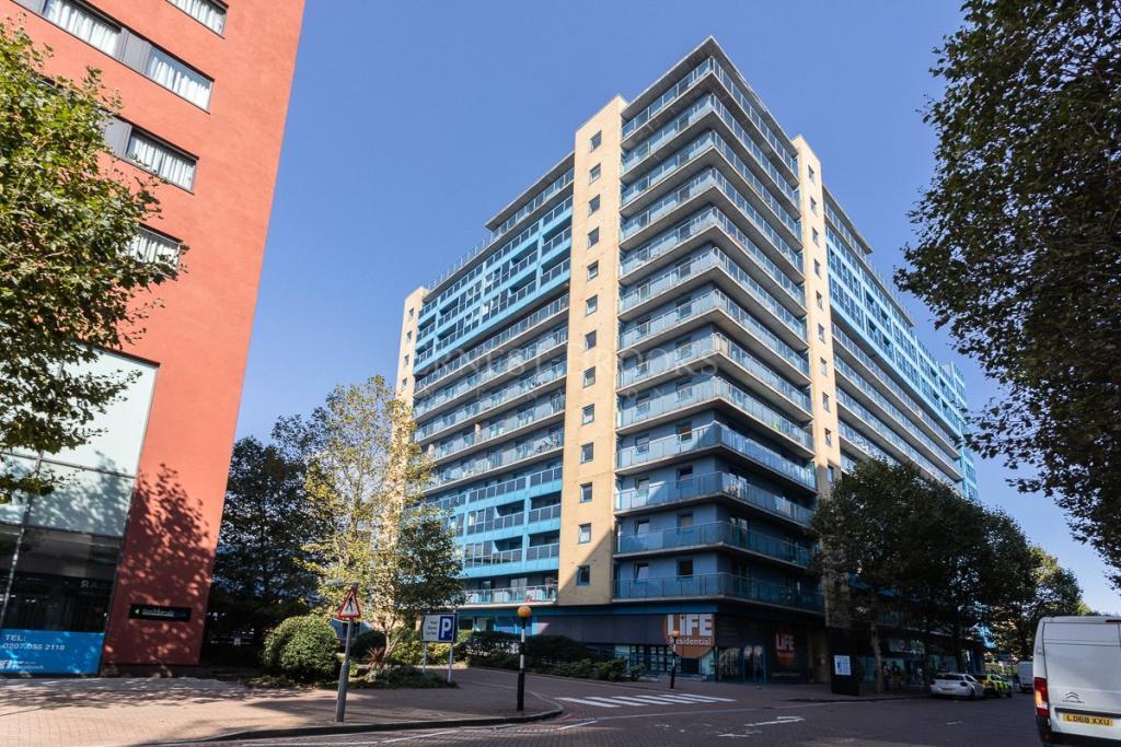 3 bed Flat for rent in Royal Victoria Docks. From Jack Barclay Estates Limited Canary Wharf