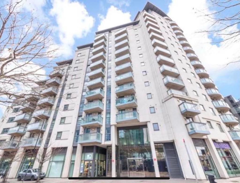 2 bed Flat for rent in Poplar. From Jack Barclay Estates Limited Canary Wharf