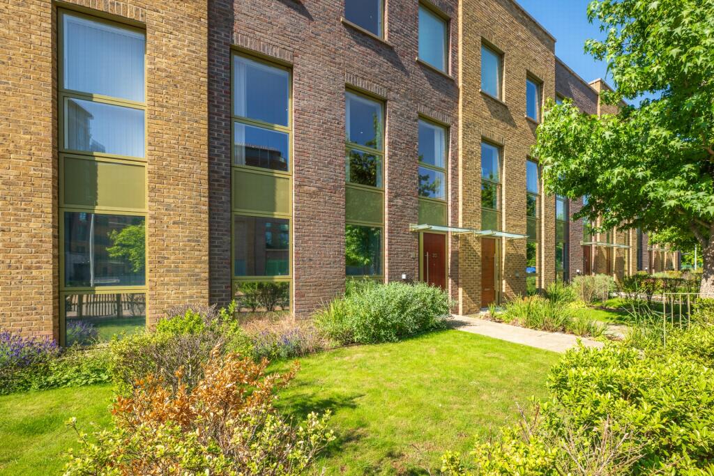 3 bed Detached for rent in Eltham. From Heath Estates - Blackheath