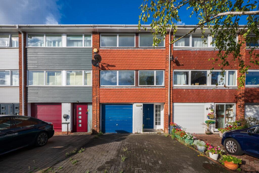 3 bed Detached for rent in London. From Heath Estates - Blackheath 3 bed Detached for rent in London. From Heath Estates - Blackheath