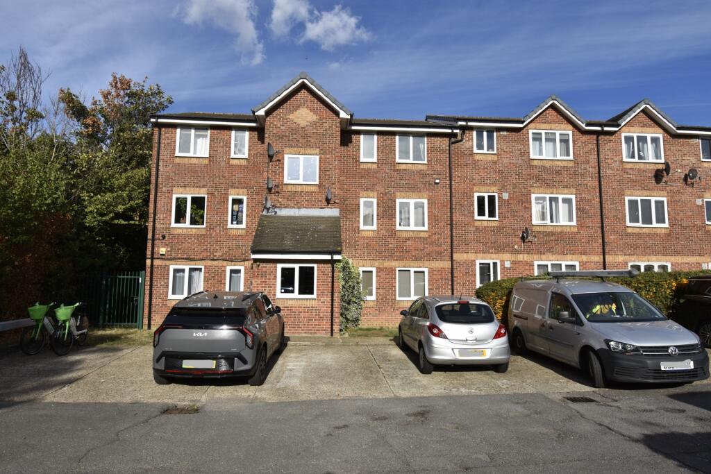 1 bed 1st Floor Flat for rent in Greenwich. From Heath Estates - Blackheath