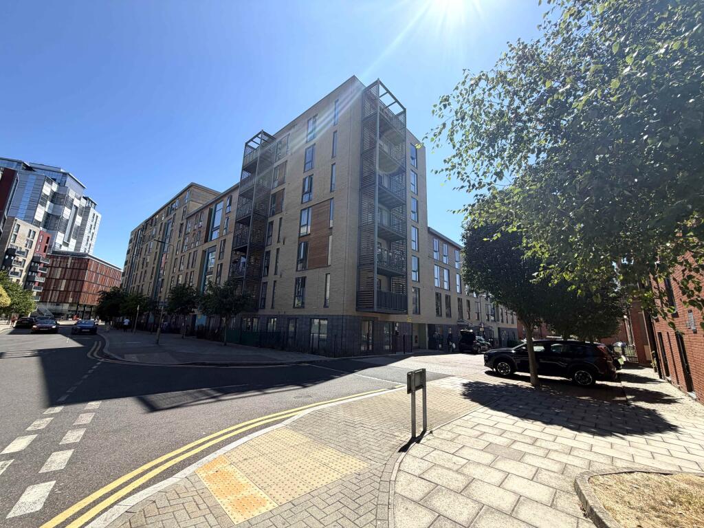 3 bed 1st Floor Flat for rent in Hendon. From Becker and Co Mill Hill 3 bed 1st Floor Flat for rent in Hendon. From Becker and Co Mill Hill