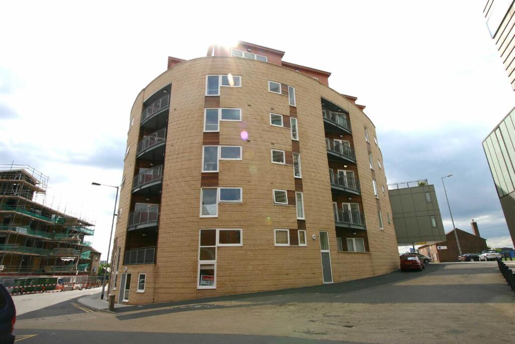 2 bed Penthouse for rent in Walsall. From Redstones - Willenhall 2 bed Penthouse for rent in Walsall. From Redstones - Willenhall