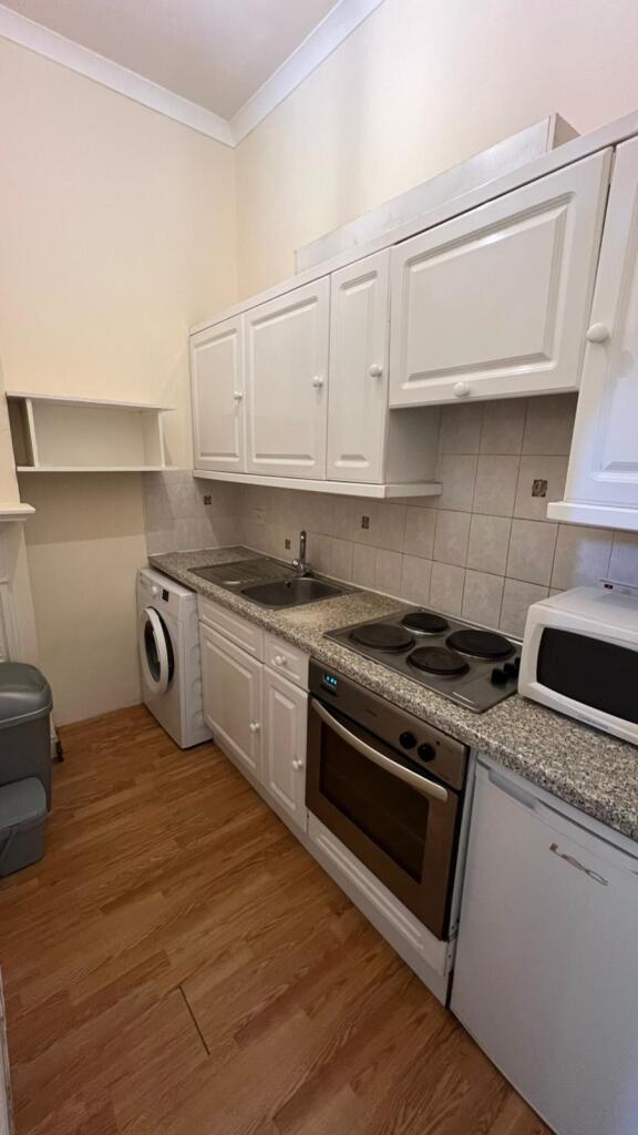 2 bed 1st Floor Flat for rent in London. From Colet Estates London