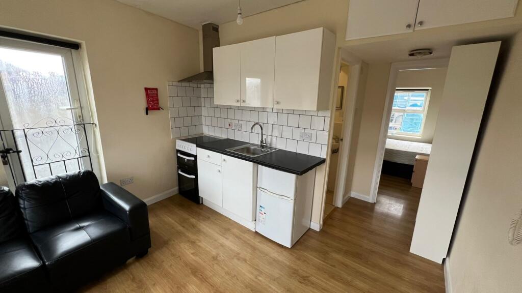 1 bed 1st Floor Flat for rent in London. From Colet Estates London