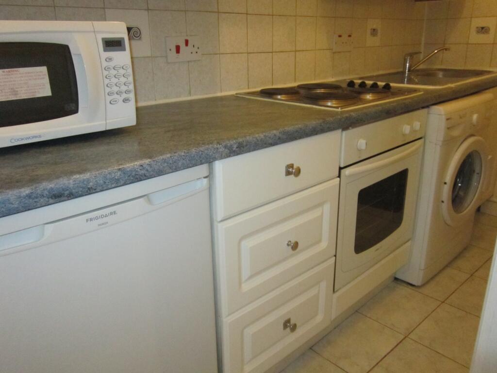 2 bed 1st Floor Flat for rent in London. From Colet Estates London