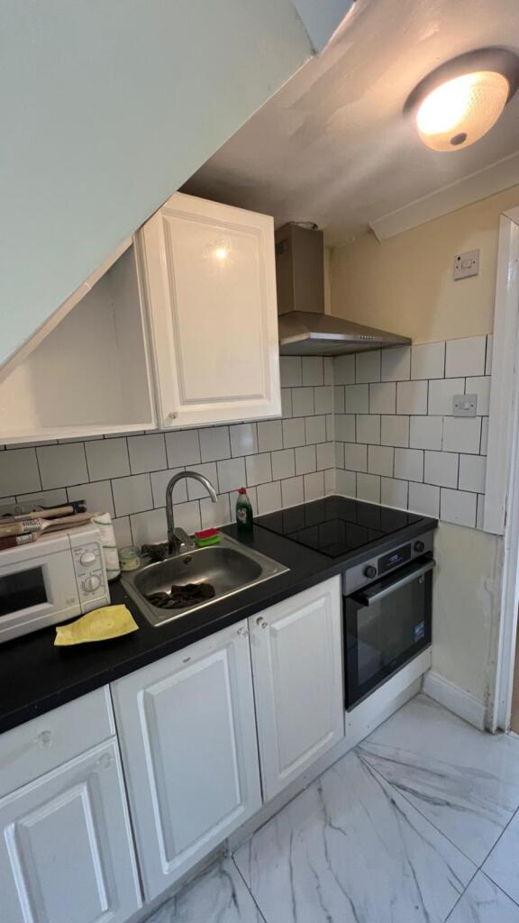 2 bed 1st Floor Flat for rent in London. From Colet Estates London