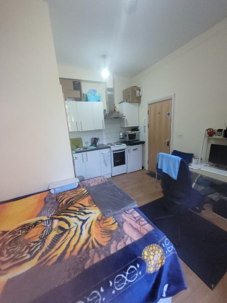 4 bed Studio for rent in London. From Colet Estates London