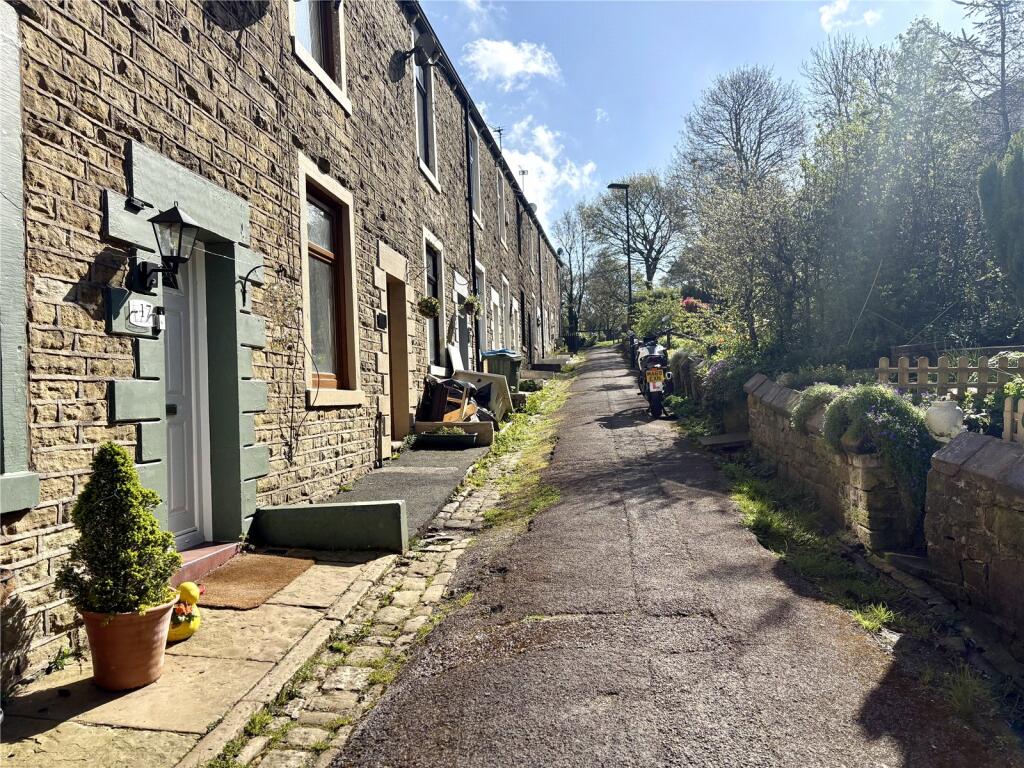 2 bed Mid Terraced House for rent in Scouthead. From Ryder & Dutton - Ashton-Under-Lyne