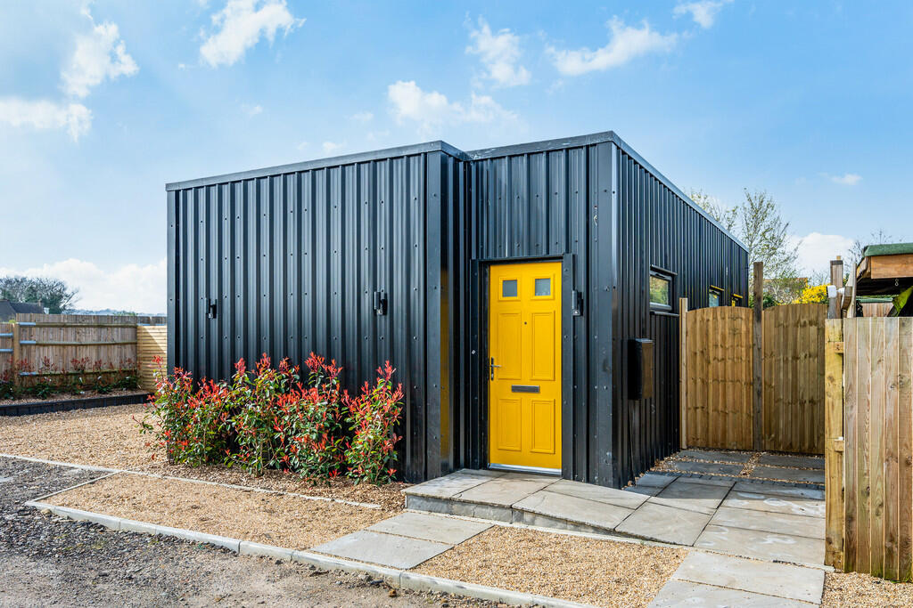 1 bed Semi-detached bungalow for rent in Godstone. From Robert Leech - Oxted