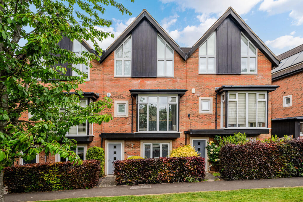 4 bed Mid Terraced House for rent in Warlingham. From Robert Leech - Oxted 4 bed Mid Terraced House for rent in Warlingham. From Robert Leech - Oxted