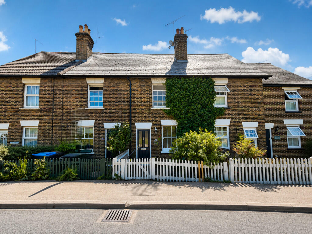 2 bed Cottage for rent in Lingfield Common. From Robert Leech - Oxted