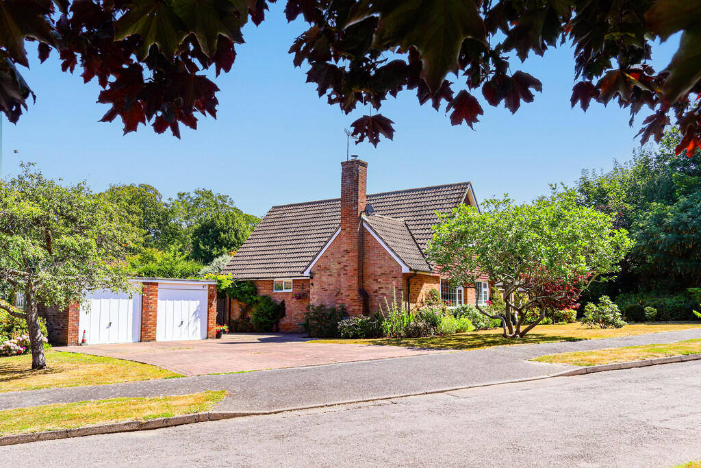4 bed Detached for rent in Dormansland. From Robert Leech - Oxted 4 bed Detached for rent in Dormansland. From Robert Leech - Oxted
