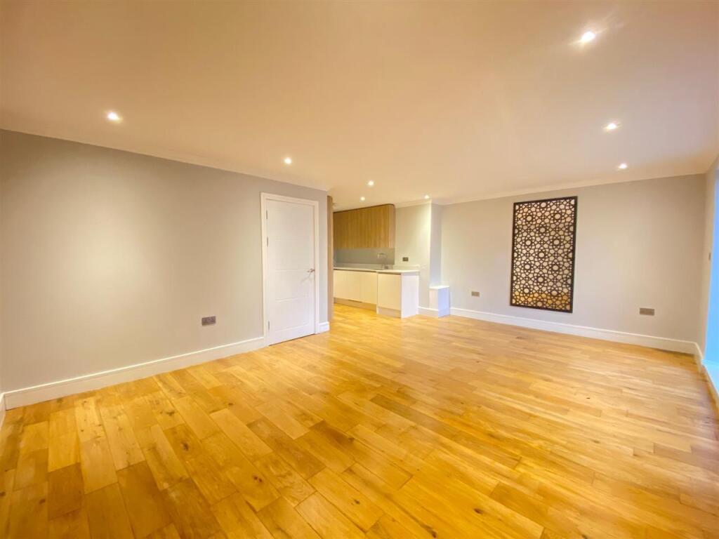 2 bed Apartment for rent in Acton. From Drayton Properties West Ealing
