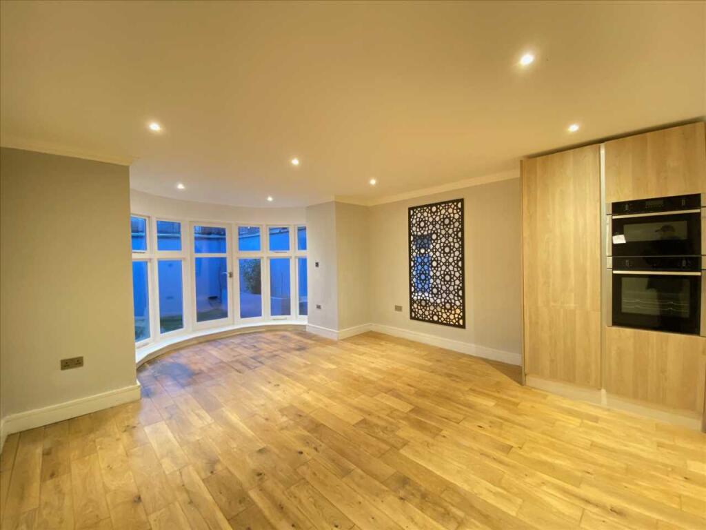 3 bed Apartment for rent in Acton. From Drayton Properties West Ealing