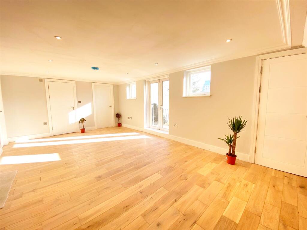 3 bed Apartment for rent in Acton. From Drayton Properties West Ealing